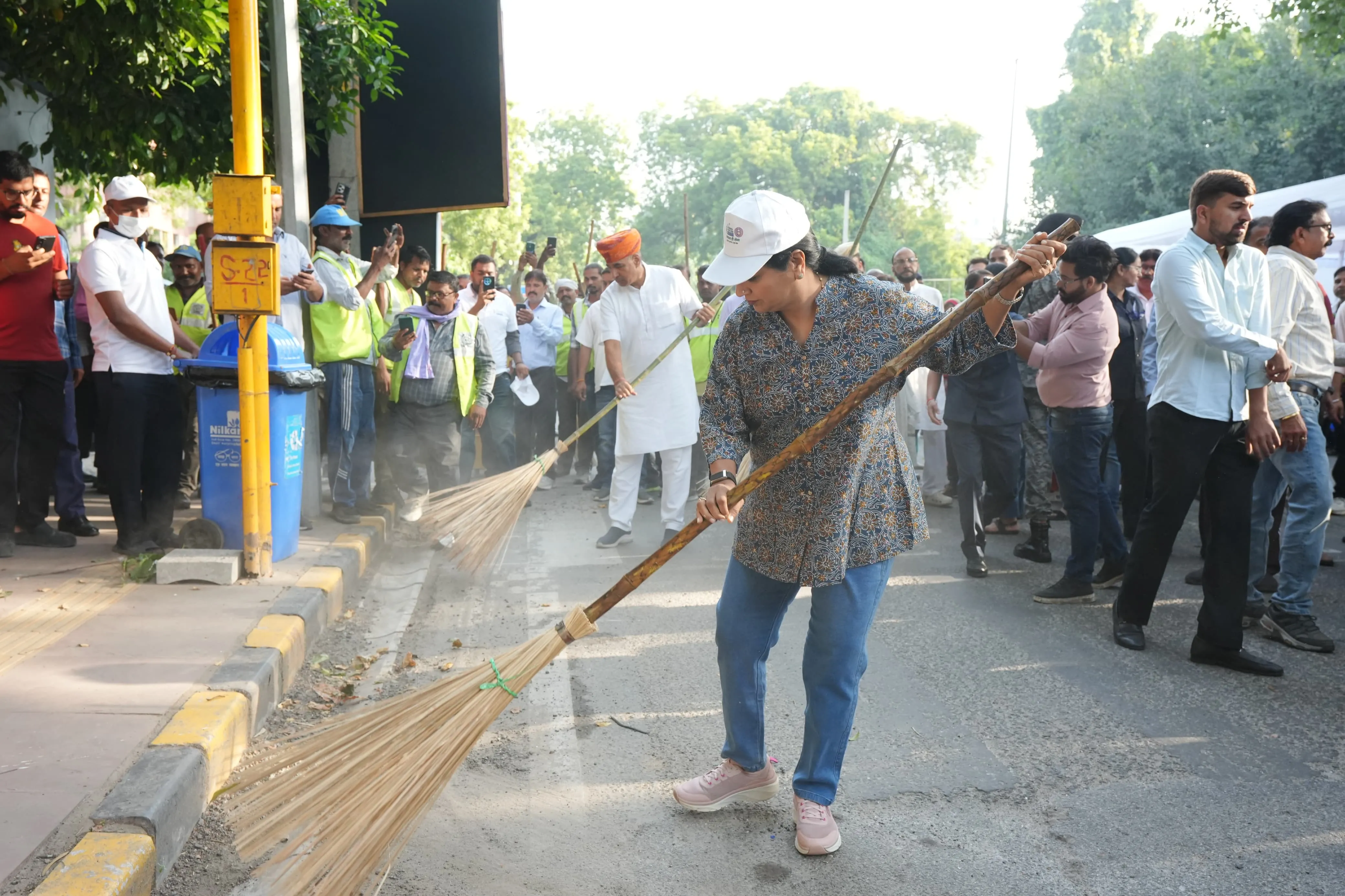Seva Sankalp Abhiyan: CM Rekha Gupta Joins 'Ek Din, Ek Ghanta, Ek Saath' Swachhata Hi Seva Campaign at Kamla Nehru Ridge; Thousands of Citizens Contribute an Hour for a Cleaner Delhi