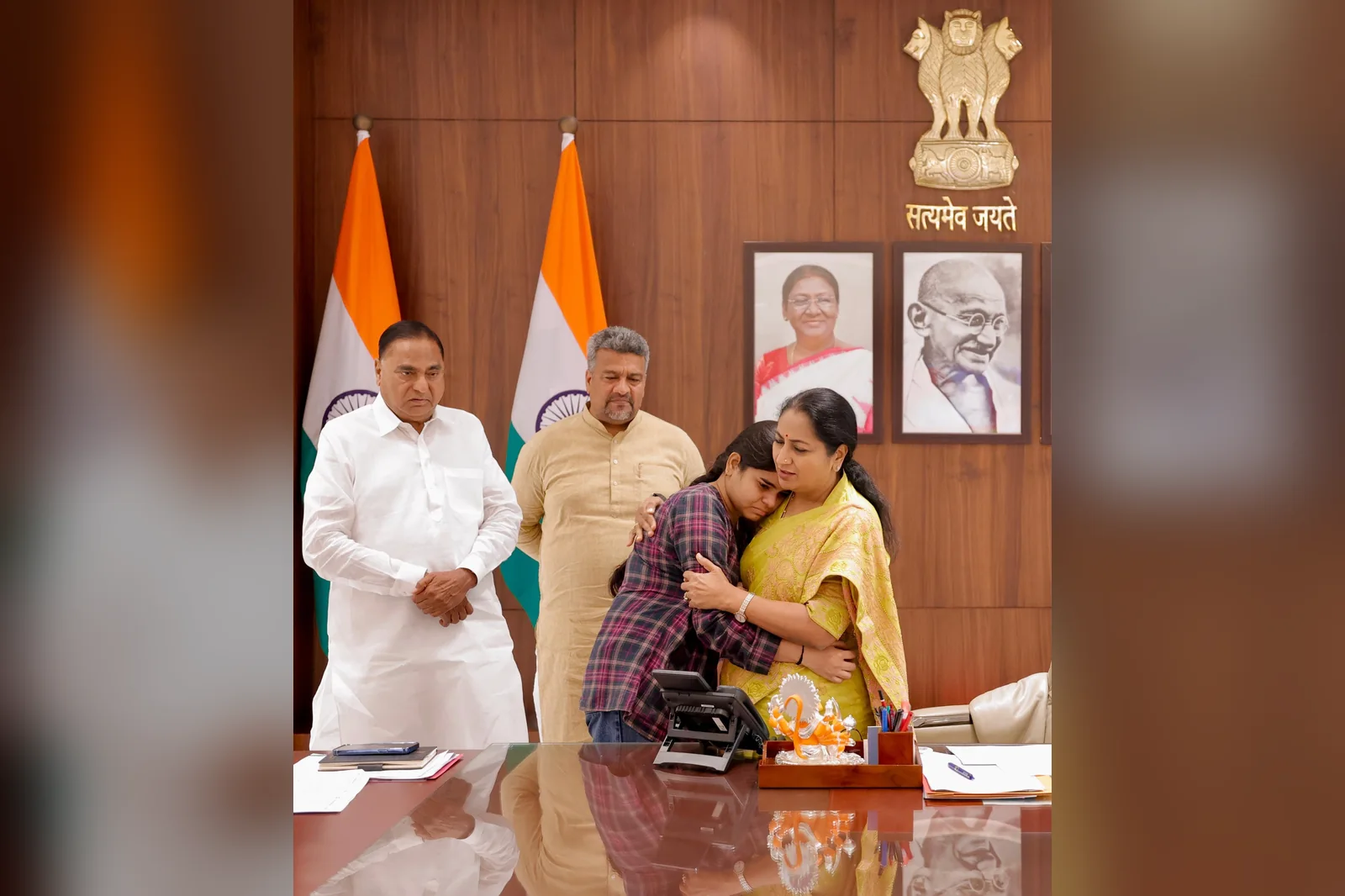 CM Rekha Gupta Distributes Ex-Gratia Cheques to Families Affected by Building Collapse, Fire, Drowning and COVID Warrior&rsquo;s Sacrifice