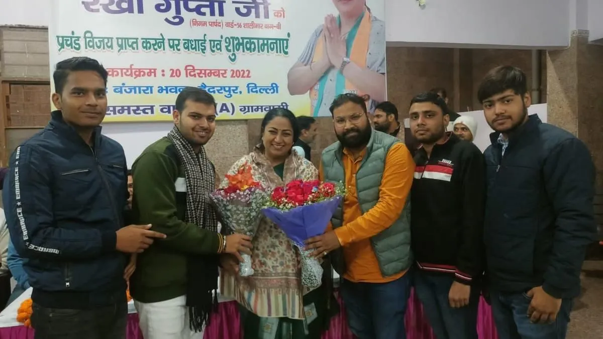 Rekha Gupta, BJP leader, receiving bouquets at a felicitation ceremony in 2022